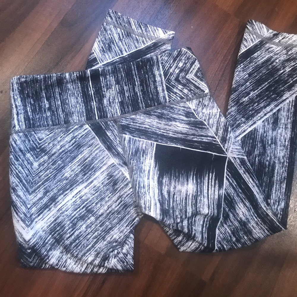 Lululemon Wunder Under Splatter crops, size 4!